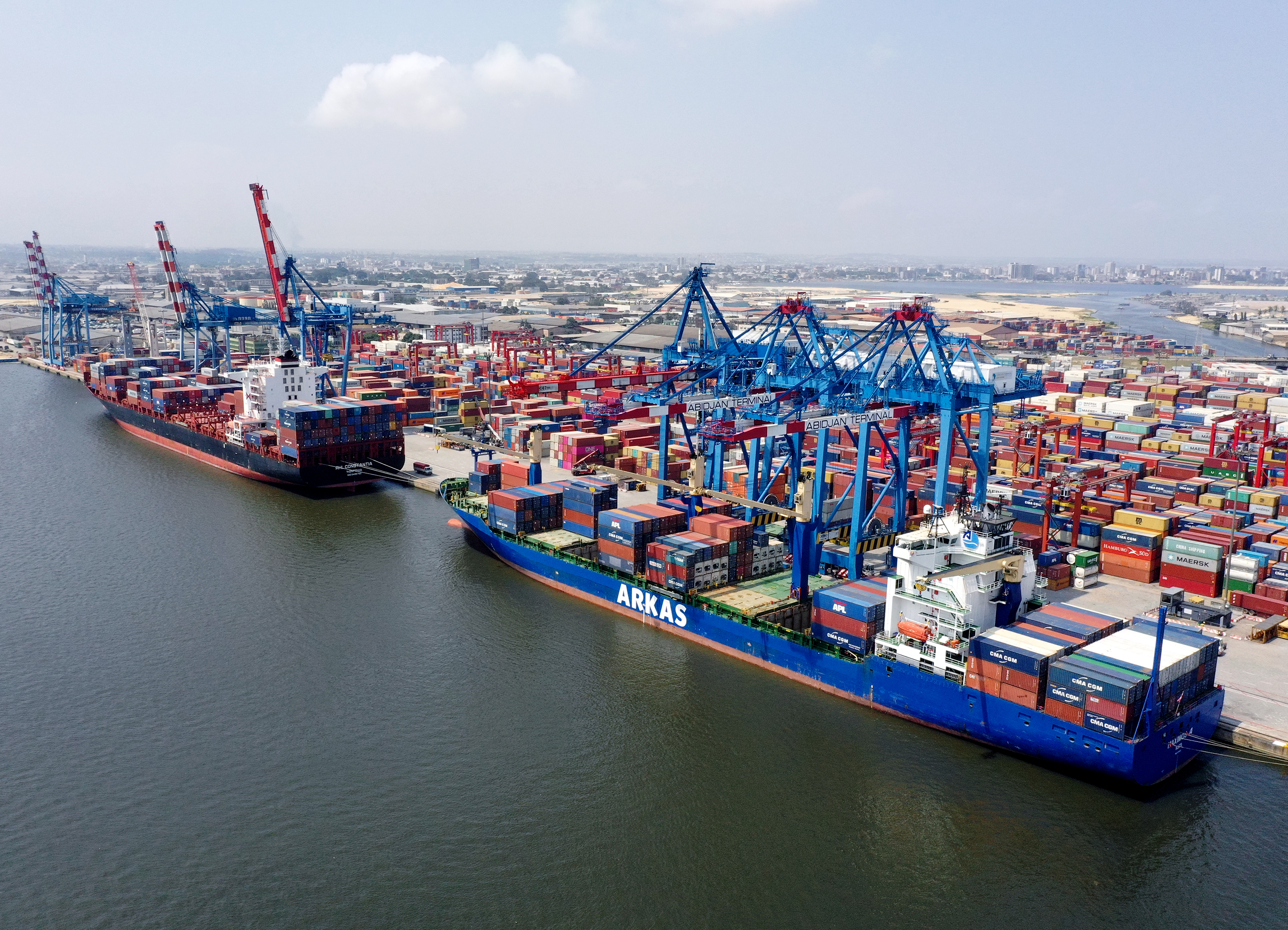PORT D’ABIDJAN : DES MILLIARDS INVESTIS, MAIS LA COMPÉTITIVITÉ À L’ÉPREUVE DES CONGESTIONS ET DES COÛTS LOGISTIQUES