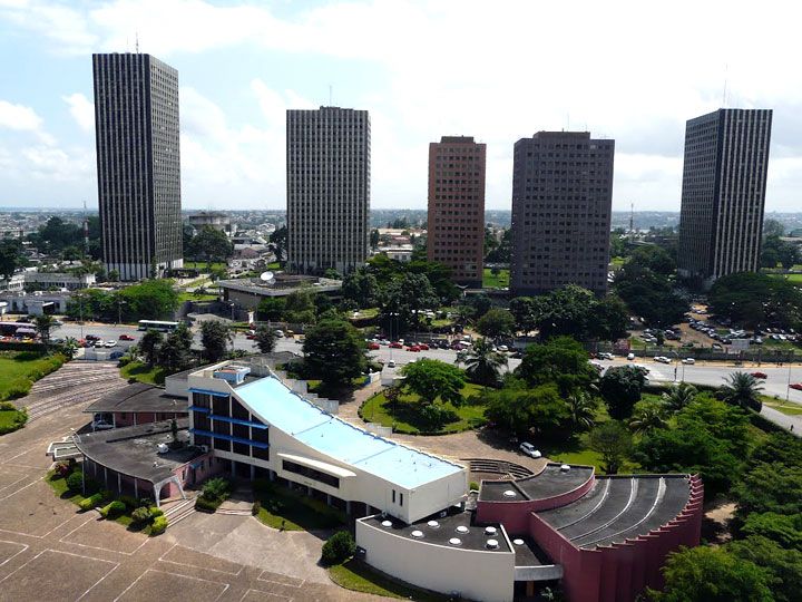 CÔTE D’IVOIRE : 6,6 % DE CROISSANCE ATTENDUS EN 2027, MAIS LE VÉRITABLE DÉFI RESTE LE POUVOIR D’ACHAT DES IVOIRIENS